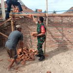 Babinsa Koramil 2303/Pulomerak Karbak Membantu Pembangunan Rumah