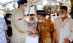 Bupati Barru Kunjungi dan Serahkan Bantuan Korban Kebakaran di Maddo