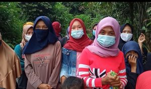 Tidak Terima BLT DD Dicoret Jadi KPM Puluhan Emak-Emak Geruduk Kantor Desa Cigoong