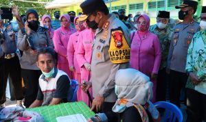Gebyar Sejuta Vaksinasi Booster di Jeneponto, Kapolda Sulsel Pantau Pelaksanaan dan Berikan Paket Sembako