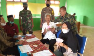 Kawal Pembagian BLT-DD, Ini Pesan Babinsa Way Bungur Pelda Nasib