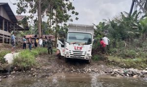 Truck PT Letawa Mangangkut Material Demi Kelancaran TMMD ke Desa Wulai