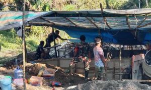 Satgas TMMD Bersama Warga Senjanga Merakit Besi Pembangunan Box Culvert