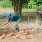 Babinsa Koramil 2303/Pulomerak Karbak Membantu Pembangunan Rumah