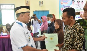 Dawam Rahardjo Serahkan Sertifikat untuk 5 Desa Kecamatan Raman Utara