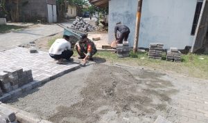 Babinsa Koramil 2304/Anyar Giat Karbak Pemasangan Paving Blok