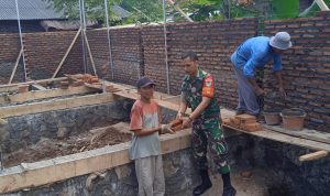 Anggota Koramil 2301/Cilegon Giat Karbak Pembangunan Tempat Ibadah