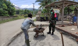 Babinsa Koramil 2302/Bojonegara Giat Karbak Pembuatan Rumah 
