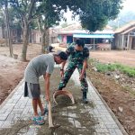 Babinsa Koramil 2306/Mancak Giat Karbak Pemasangan Paving Blok