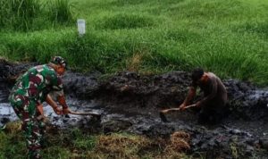 Babinsa Koramil 2303/Pulomerak Karbak Membantu Pembangunan Rumah