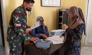Babinsa Koramil 2306/Mancak Giat Puan Ter Pendataan Rumah Tidak Layak Huni