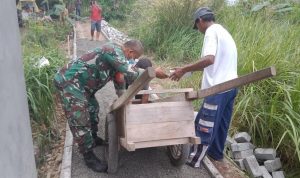 Babinsa Koramil 2303/Pulomerak Karbak Membantu Pemindahan Material