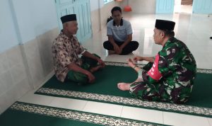 Babinsa Koramil 2304/Anyar, Giat Komsos Membahas Warga Belum Vaksinasi