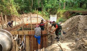 Babinsa Koramil 2306/Mancak, Giat Karbak Pembuatan Dam Irigasi