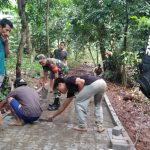 Babinsa Koramil 2304/Anyar, Giat Karbak Pemasangan Paving blok