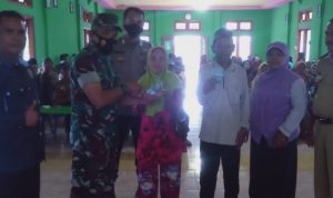 Pastikan Aman dan Lancar, Babinsa Koramil Way Bungur Dampingi Kegiatan Pembagian BLT