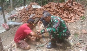 Babinsa Koramil 2303/Pulomerak, Karbak Membantu Pembuatan Bak Air