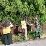 Babinsa Koramil 2303/Pulomerak, Karbak Membantu Pembersihan Lingkungan