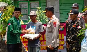 Warga Dusun Gubuk Genteng, Terima Bansos dari Kapolres Lampung Utara