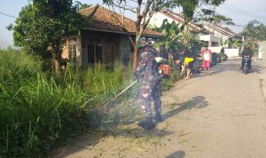 Yonif 320/Badak Putih, Melaksanakan Karya Bakti Bersama Masyarakat