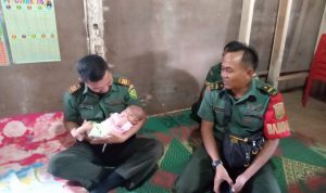 Danramil 14/Jabung Bersama Anggota Kunjungi Warga Melahirkan Anak Tanpa Anus