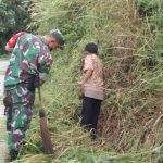 Babinsa Koramil 2304/Anyar, Giat Karbak Pembersihan Jalan Poros