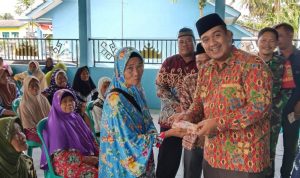 Ada Apa Pagi Pagi Kepala Desa Sidomukti Bagi-Bagi Uang di Balai Desa