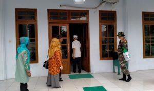 Babinsa Koramil 2307/Ciwandan, Karbak Penyemprotan Cairan Disevektan