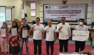 Maulan Aklil Launcingkan Aplikasi Appekraf dan Menyerahkan Legalitas bagi Komunitas Ekonomi Kreatif