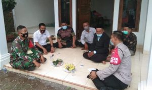 Babinsa Koramil 2303/Pulomerak, Giat Karbak Terkait Ketertiban Keamanan Lingkungan