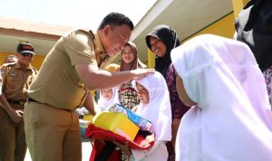 Warga Korong Batu Minta Ilham Azikin Lanjutkan Program Bantuan Seragam Gratis