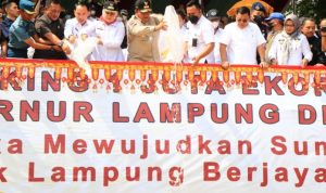 Gubernur Lampung Arinal Djunaidi Tebar 1 Juta Ekor Benih Ikan Endemik di Sempadan Jambatan Cakat Nyenyek Tulang Bawang
