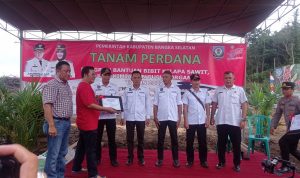 Usai Program AIK Bakung, Bupati Basel Bertandang Ke Desa Bedengung, Serahkan Bibit Kelapa Sawit & Pupuk Secara Simbolis