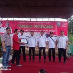 Usai Program AIK Bakung, Bupati Basel Bertandang ke Desa Bedengung, Serahkan Bibit Kelapa Sawit & Pupuk Secara Simbolis