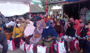 Presiden Jokowi, Serahkan 100 Bantuan PKH di Pasar Toboali