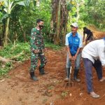 Babinsa Koramil 2305/Cinangka, Giat Karbak Pembersihan Jalan dan Parit