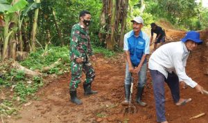 Babinsa Koramil 2305/Cinangka, Giat Karbak Pembersihan Jalan dan Parit