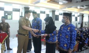 Sekda Takalar Serahkan SK Pengangkatan PPPK Formasi Guru Tahun 2021