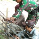 Babinsa Koramil 2304/Anyar, Giat Karbak Perakitan Besi di Rumah Warga