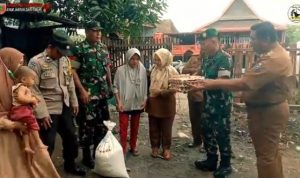 Atas Kepeduliannya, Lurah Manjangloe serta Danramil 1425-03 Berikan Bantuan Kepada Anak Penderita Stunting
