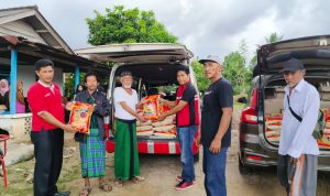 Tebarkan Kebajikan Rudi Center dan Eri Gustian Anggota Dewan Bangka Berbagi Sembako Bersama