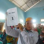 Pendukung dan Simpatisan Antar Syamsul  Bahri Daeng Pasang dalam Pencabutan Nomor Urut Pilkades Pa’batangan