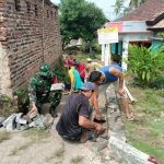 Babinsa Koramil 2303/Pulomerak, Karbak Membantu Pemasangan Konblok
