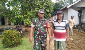Lakukan Komsos, Babinsa Koramil Purbolinggo Bersama Warga Bersihkan Lingkungan