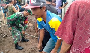 Babinsa Koramil 2303/Pulomerak, Karbak Membantu Perbaikan Drainase
