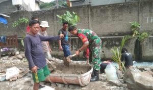 Babinsa Koramil 2303/Pulomerak, Karbak Membantu Pembuatan Pondasi Saluran Air