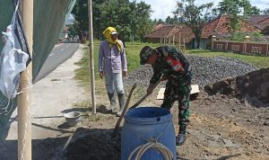 Babinsa Koramil 2303/Pulomerak, Karbak Membantu Membersihkan Lingkungan