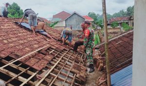 Babinsa Koramil Labuhan Maringgai Bantu Warga Terdampak Angin Puting Beliung