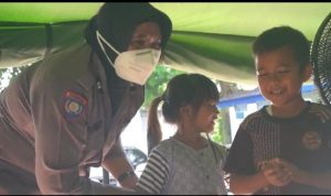 Rumahnya Hancur Akibat Gempa Cianjur, Polwan Bhabinkamtibmas Ini Tetap Jalani Tugas Layani Masyarakat