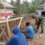 Babinsa Koramil 2305/Cinangka, Giat Karbak Pembangunan Rumah Warga